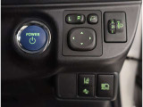 お車のキーはスマートキーです。キーを身につけた状態で車に近づき、ドアロックの解錠や施錠操作が出来ます。雨の日など両手がふさがっている時など、とっても便利ですね。