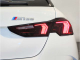 大型のL字型のリアランプもLEDライトを採用。洗練されたデザインにより、シャープなLEDランプの点灯します。後ろからの見た目にもこだわっております。