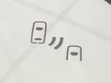 【ブラインドスポットモニター】走行中、ドアミラーの死角になりやすい箇所に後続車が接近するとサイドミラーのレンズに警告を表示!ドライバーに注意喚起をしてくれます。