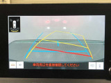 【バックガイドモニター】後方の映像をナビ画面に表示するだけでなく、ステアリング操作に連動して動くガイド線も同時に表示!予想進路の確認をしながら後退できるので便利です!