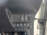 両側電動スライドドア!!荷物で手が塞がるなど簡単にドアの開閉が出来ます!何より力いらずで開閉OK!女性やお年寄りにも優しい。電動機能はOFFにもできますから元気なお子様の駆け出しも安心!