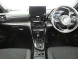 運転席・助手席を入れたインストルメントパネル全体画像です。