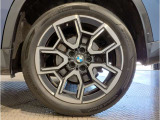 BMWの純正アロイホイールは軽量かつ強度にも優れているホイールで走行性能を引き上げる設計になっております。足元にもBMWは妥協がなくこだわっている個所になります。