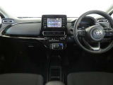 運転席・助手席を入れたインストルメントパネル全体画像です。