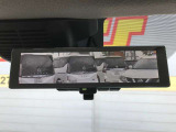 【インテリジェントルームミラー】車両後方にあるカメラの画像をルームミラーに映し出します。シーンに応じて液晶モニターとミラーとを任意に切り替えることもできます