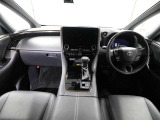 上質で落ち着いた印象のインパネ。視界も広々で運転しやすいです。