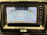 ステアリングと連動したガイド機能付きリヤモニターを装備しております。