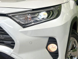 【LEDヘッドライト】悪天候や夜間走行時も良好な視界を確保し安心して運転できる高輝度LEDヘッドライトを装備!点灯速度が早く、消費電力も抑えられています。