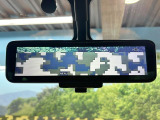 【インテリジェントルームミラー】後席の大きな荷物や同乗者で後方が確認しづらい時でも安心!カメラが撮影した車両後方の映像をルームミラー内に表示。クリアな視界で状況の確認が可能です!