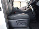パワーシート搭載。微妙な調整が手軽にでき、ピッタリなポジションで運転することが可能です。