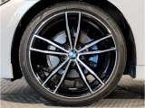 BMWの純正アロイホイールは軽量かつ強度にも優れているホイールで走行性能を引き上げる設計になっております。足元にもBMWは妥協がなくこだわっている個所になります。