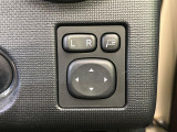 【電動格納ミラー】サイドミラーは電動格納式となっており、狭い駐車場でもキズがつくリスクを抑えられます。