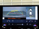 パノラミックビューモニター付きです。車両を上から見たような映像をディスプレイオーディオ画面に表示。運転席からの目視だけでは見にくい、車両周辺の状況をリアルタイムでしっかり確認できます。