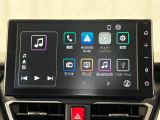 【9インチスマホ連携ディスプレイオーディオ】 対応しているスマホアプリを大画面で使えます!フルセグテレビやラジオの視聴、Bluetooth接続による音楽鑑賞、ハンズフリー通話なども利用可能です。