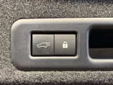【パワーバックドア】スマートキーや運転席のボタンを押すだけでリアゲートが自動で開閉します!荷物を持っている時や、高い位置にあるバックドアを閉める際に便利な機能です♪