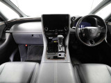 上質で落ち着いた印象のインパネ。視界も広々で運転しやすいです。