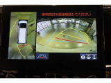 パノラミックビューモニター付きです。車両を上から見たような映像をディスプレイ画面上に表示。運転席からの目視だけでは見にくい、車両周辺の状況をリアルタイムでしっかり確認できます。