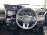 運転席まわりです。 各操作スイッチは使いやすい位置に配置されてます。