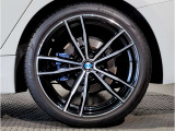 BMWの純正アロイホイールは軽量かつ強度にも優れているホイールで走行性能を引き上げる設計になっております。足元にもBMWは妥協がなくこだわっている個所になります。