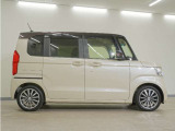 リアには左右スライドドアを採用。狭い駐車場でも開閉しやすく、強風の日でもドアが煽られにくくなっております。小さなお子さまやご年配の方も安心して乗り降りできます。