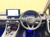 上質で落ち着いた印象のインパネ周りです。各操作スイッチ類も使いやすいよう配置されています。