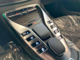 AMGらしい機能美を感じさせるセンターコンソール。アクティブリアスポイラーやAMGパフォーマンスエグゾーストなど、走行に関わる各種機能を手元で操作できます。