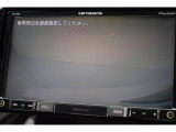 シフトレバーをリバースにすると連動してバックカメラ映像に切り替わります。