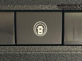 【インテリジェントエマージェンシーブレーキ】フロントカメラで前方の車両や歩行者を検知。衝突しそうな時は衝突被害軽減ブレーキが作動、衝突回避をサポート。より安全にドライブをお楽しみいただけます。