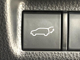 【パワーバックドア】スマートキーや運転席のボタンを押すだけでリアゲートが自動で開閉します!荷物を持っている時や、高い位置にあるバックドアを閉める際に便利な機能です♪