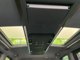 【ガラスルーフ】ガラスルーフ搭載で車内の解放感が一気にアップ!開放的なドライブをお楽しみいただけます。