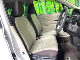 運転席まわりには十分なスペースがあり、大柄な方でもゆったり運転していただける環境です。