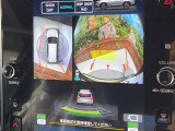 【マルチテレインモニター】車のフロントやサイドのカメラ画像を同時にモニター表示することで、悪路や狭い道を走行時でも周囲の状況確認ができ安心!本格SUVにうれしい装備です♪