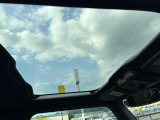 ちょっとした換気に便利で、室内を明るくしてくれる、ガラスサンルーフを装備します。大型のガラスで解放感たっぷり。