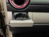 カップホルダーは運転席や助手席からちょうど手の届く位置です!!