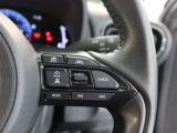 アダプティブクルーズコントロール機能付きです。走行中に先行車の様子を検知しながら、設定した車速の範囲内で先行車との距離のキープを支援します。詳細は販売店スタッフまでおたずねください。