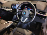 BMWの運転席はドライバーオリエンテッドという構造を採用。ドライバー目線の操作がしやすい設計になっており、ドライブ中にも目線の移動が少なく運転中にも簡単に操作ができます。
