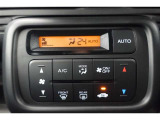 ★エアコンはオートタイプが装着済みです!オートモードにしておけば、車内温度を設定するだけで風の料や吹き出し口の切り替えを機械が行ってくれます!一年中快適な環境を作れますよ♪
