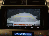 バックモニター付き。駐車の際のサポートとなり、必須アイテムのひとつですよね。それでも、バックする際は必ずご自身の目で確認をしてください。