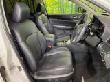 運転席まわりには十分なスペースがあり、大柄な方でもゆったり運転していただける環境です。