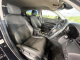 運転席まわりには十分なスペースがあり、大柄な方でもゆったり運転していただける環境です。