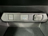 充電用USB端子付き。スマートフォンなどの充電に便利です。