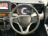 インテリアに合わせたデザインのステアリングは、運転される方のことも考え、運転しやすい形状、大きさです。是非一度、実際に触ってお確かめください。