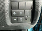 コーナーセンサーを車の前後に装備。障害物までの距離に応じて警告音を変えてお知らせ。縦列駐車時や駐車場・車庫などでの取り回しをサポートします。詳細は販売店スタッフまでおたずねください。