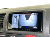 パノラミックビューモニターを装備。駐車場や交差点でクルマを真上から見るように周囲を確認できます。機能の詳細は販売店スタッフまでおたずねください。