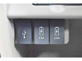 充電用・接続用のUSBポート付きです。