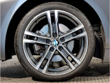 BMWの純正アロイホイールは軽量かつ強度にも優れているホイールで走行性能を引き上げる設計になっております。足元にもBMWは妥協がなくこだわっている個所になります。