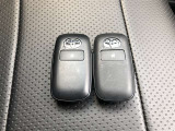スマートキーは2個あります。家族で共有すれば自宅駐車場での入替えや旅行の時などに大変便利ですね。