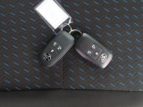 電子キーをポケットやカバンに入れているだけで、ドアの開錠・施錠が行えます。荷物を抱えていてもラクラク開閉です。エンジン始動も行えます。