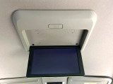 【フリップダウンモニター】大画面モニターで後席でもエンタメをお楽しみいただけます。小さなお子様にも大人気の装備です♪