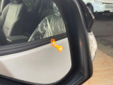 【ブラインドスポットモニター】走行中、ドアミラーの死角になりやすい箇所に後続車が接近するとサイドミラーのレンズに警告を表示!ドライバーに注意喚起をしてくれます。